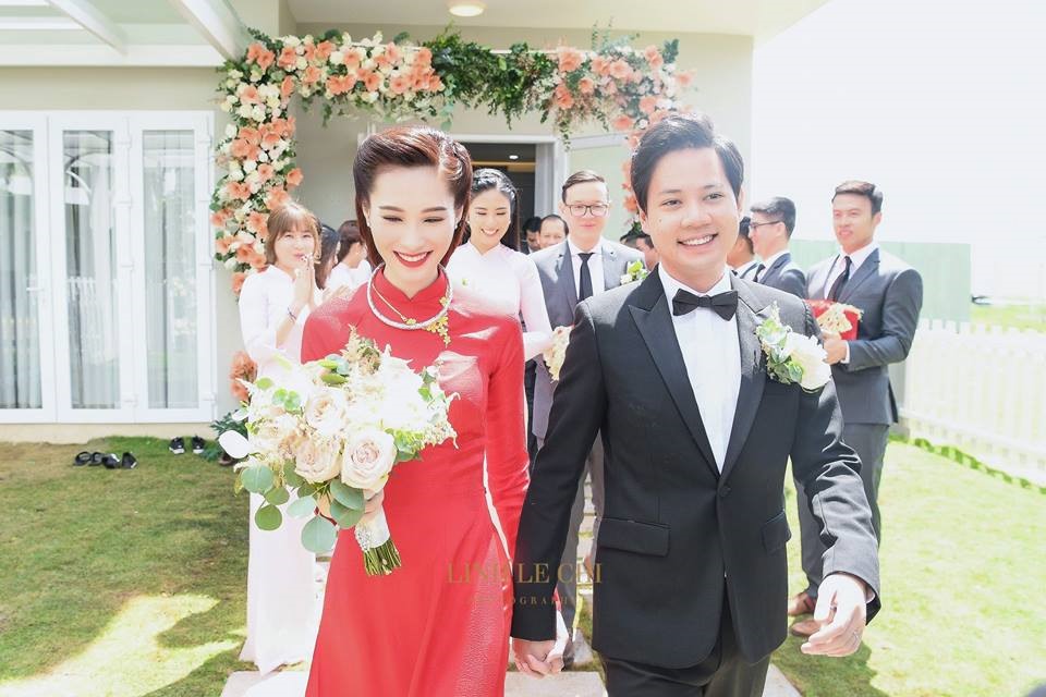 Trong tiệc cưới, Thu Thảo diện váy trắng, đẹp tinh khôi. Theo Tiền Phong, doanh nhân Nguyễn Trung Tín đã dành rất nhiều lời ngọt ngào cho người bạn đời của mình.