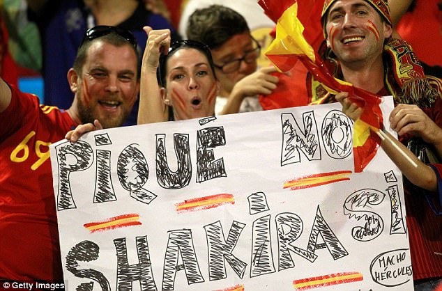 Cổ động viên ĐT Tây Ban Nha châm chọc Pique về chuyện với Shakira. Ảnh: Getty.