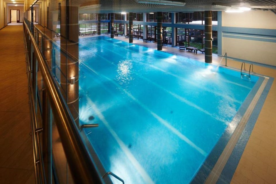 Bể bơi hiện đại bên trong khách sạn. Ảnh: ForRest Mix Hotel.