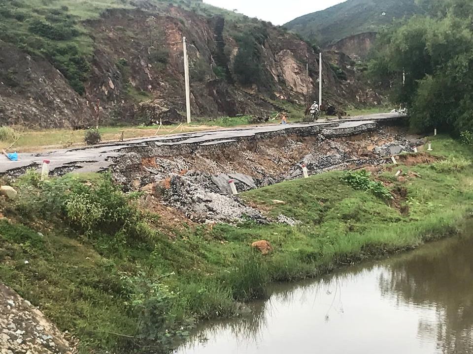 Hiện chính quyền địa phương đã báo cáo sự việc với UBND tỉnh Nghệ An, sở GTVT cùng các cấp ngành cũng về kiểm tra và thống nhất cho khoan 5 mũi địa chất để tìm ra nguyên nhân tại sao bị sụt. Ảnh: HQ
