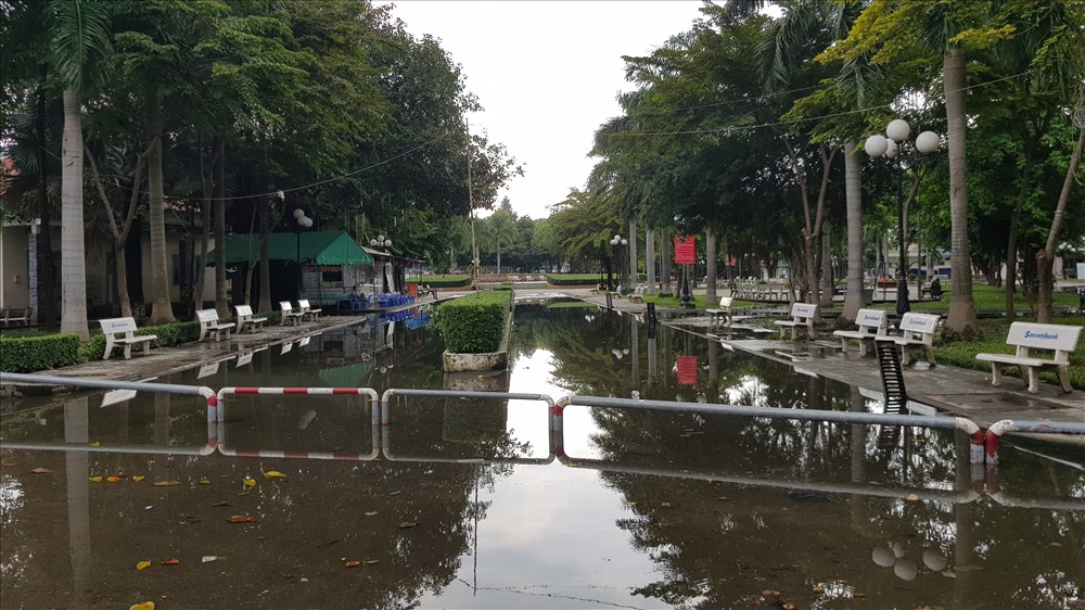 Công viên Làng Hoa Gò Vấp bị biến thành một hồ nước tù suốt nhiều ngày. Ảnh: Trường Sơn
