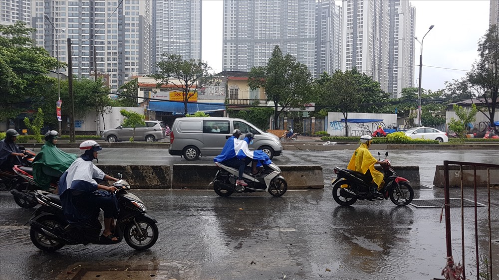 Dù trời mưa rất lớn trong sáng nay nhưng người dân thỏa mái lưu thông trên đường Nguyễn Hữu Cảnh, thoát khỏi cảnh ngập nước kẹt xe trước đây. Ảnh: Trường Sơn