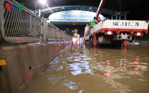 Nước ngập sâu nên lực lượng chức năng đã phải cấm đường chiều từ TP Cẩm Phả về TP Hạ Long.