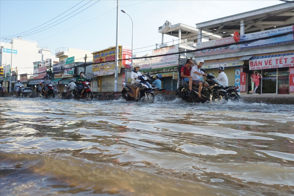 Triều cường gây ngập đường Huỳnh Tấn Phát (Q.7).   Ảnh: M.Q