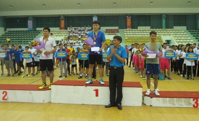 Vận động viên Lê Đức Tâm - CĐ TCty May Đáp Cầu - CTCP được trao giải nhất đơn nam môn cầu lông. Ảnh: Xuân Trường