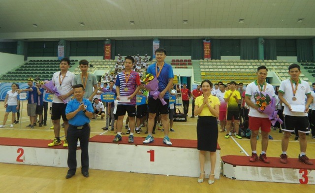 Các vận động viên Lê Đức Tâm và Nguyễn Thái Sơn - CĐ TCty May Đáp Cầu - CTCP (giữa) được trao giải nhất môn cầu lông đôi nam. Ảnh: Xuân Trường