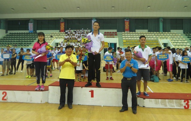 Đội CĐ Cty CP Hợp tác lao động và thương mại (giữa) được trao giải nhất môn nhảy bao bố. Ảnh: Xuân Trường