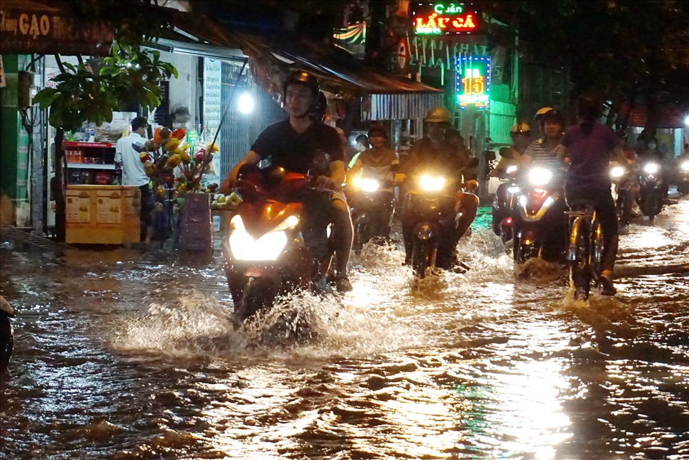 Nhiều tuyến đường ở TPHCM ngập nước ảnh hưởng đến việc đi lại của người dân.  Ảnh: M.Q