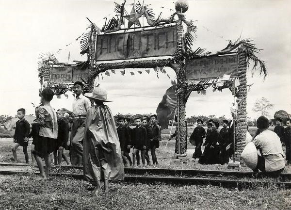 Chiếc cổng chào với tên Hồ Chủ Tịch trang trọng được dựng lên đón lính Việt Minh.