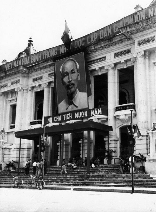 Bức ảnh Hồ Chí Minh được treo trang trọng tại Nhà Hát Lớn Hà Nội sáng ngày 10.10.1954.