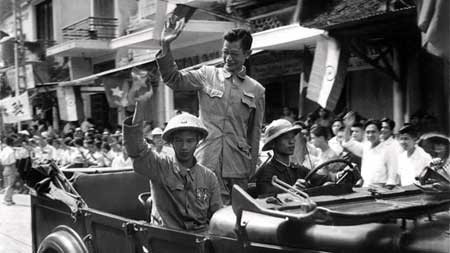 Bác sĩ Trần Duy Hưng, Thị trưởng đầu tiên của Hà Nội trong ngày trở về.