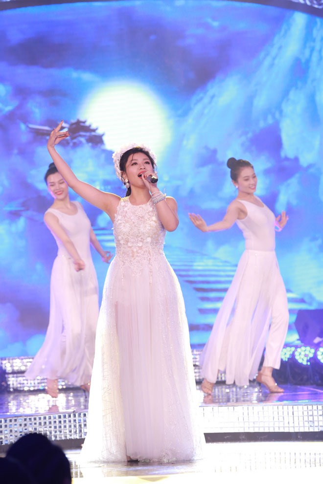 Cô gái được mệnh danh “Công chúa sao mai” Thu Hằng thể hiện ca khúc “Trong“, ca khúc mang âm hưởng dân gian đã tạo nên ấn tượng với cái tên Thu Hằng sau cuộc thi Sao mai. 