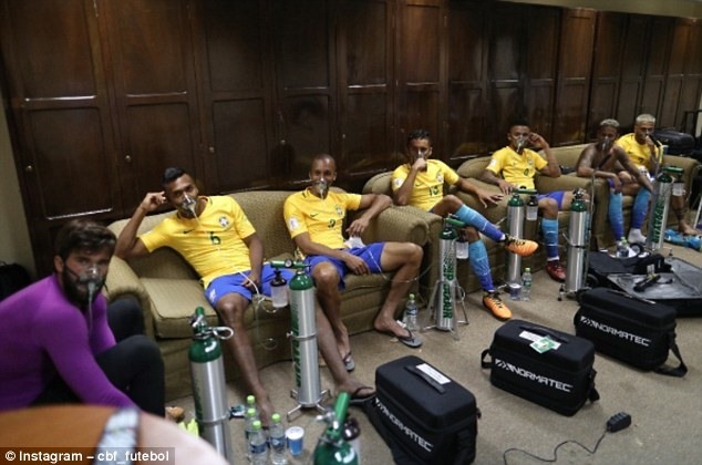 Các cầu thủ Brazil thở oxi sau trận đấu với Bolivia. Ảnh: Instagram.