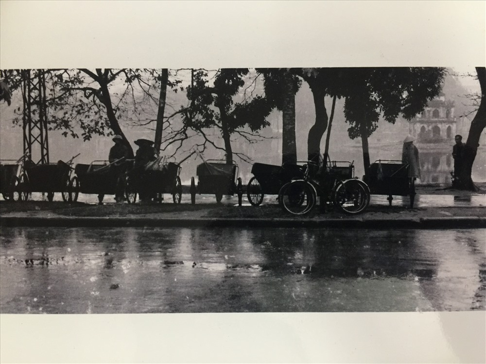 Bức ảnh được nhiếp ảnh gia Lê Vượng chụp năm 1963 khi Hà Nội làm tổng vệ sinh toàn TP.