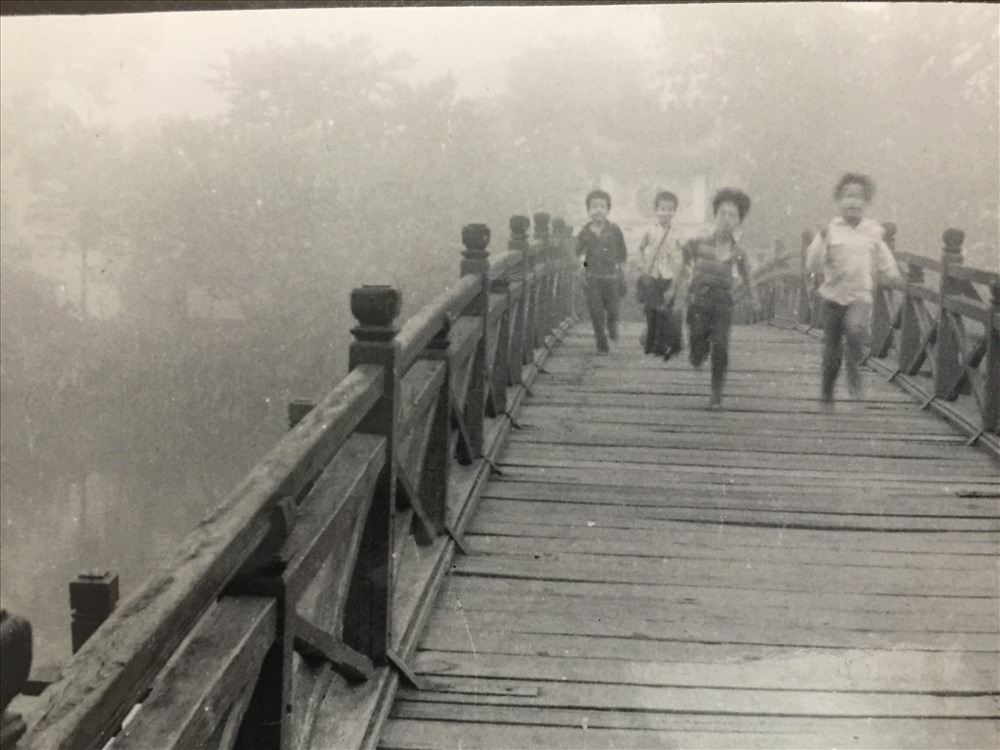 Lũ trẻ nô đùa trên cầu Thê Húc những năm 1963.