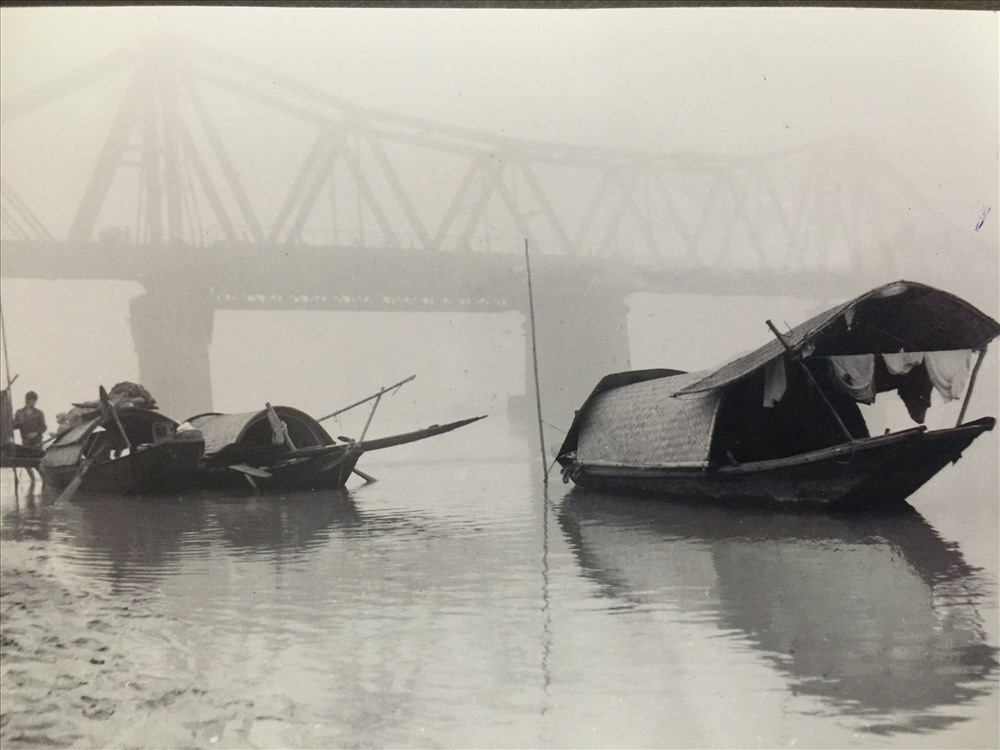 Một chút sương sớm bên sông Hồng cũng trở thành niềm cảm hứng sáng tạo. Bức ảnh được chụp năm 1966 trong một buổi sớm tinh khôi.