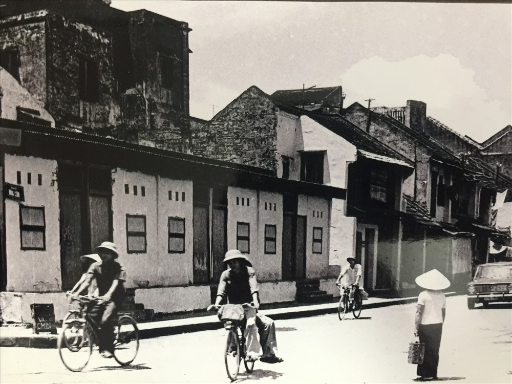 Hà Nội đen trắng: Hà Nội là một trong những nơi đẹp nhất để chụp những bức ảnh đen trắng. Những con phố nhỏ, những mái nhà cổ, những chiếc xe buýt đầy lịch sử, tất cả đều tạo nên một không khí đặc biệt cho thành phố này. Hãy khám phá Hà Nội đen trắng qua ống kính của những nhiếp ảnh gia tài ba.