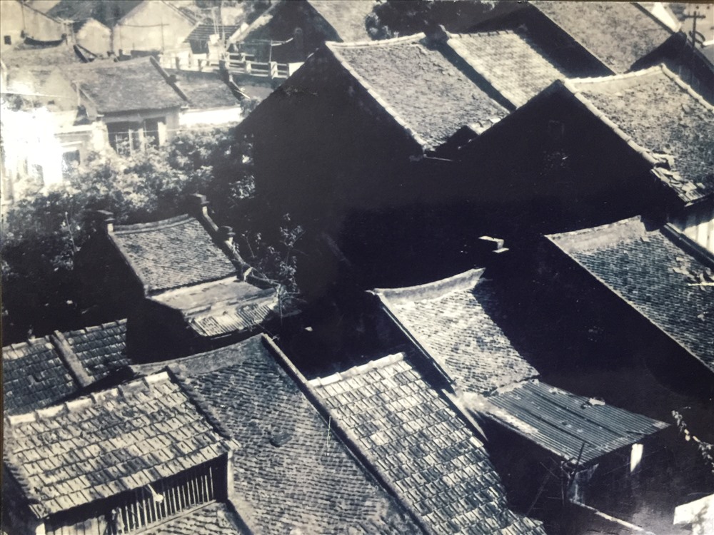 Mái nhà Hà Nội - bức ảnh được chụp tại phố Cầu Gỗ những năm 1962 - 1963.