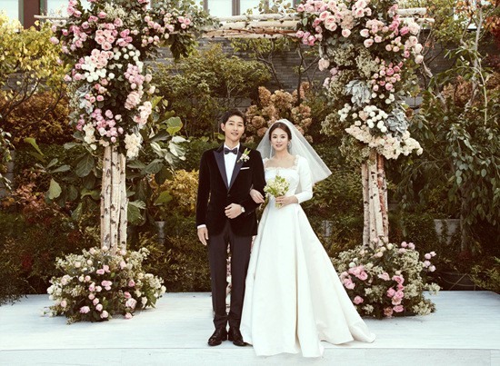 Hình ảnh ít ỏi của cặp đôi hot nhất châu Á trong lễ cưới 