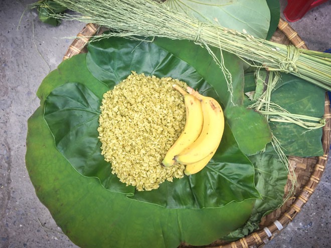 Cốm làng Vòng luôn là món ăn đặc trưng được yêu thíchcủa mùa Thu Hà Nội. 