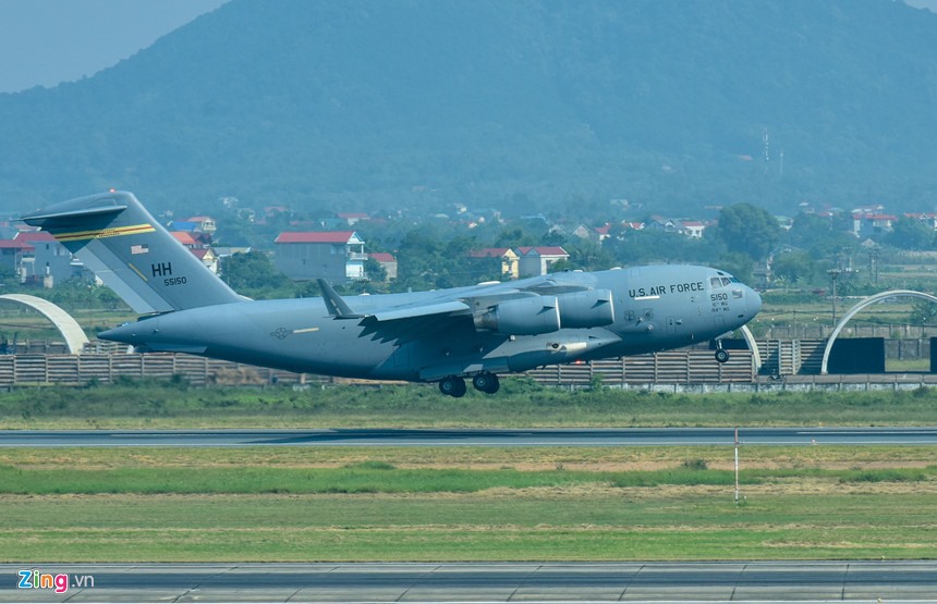 Ngày 30/10, máy bay vận tải quân sự hạng nặng C-17 Globemaster III của Không quân Mỹ đã hạ cánh xuống sân bay Nội Bài, Hà Nội chuẩn bị cho chuyến thăm Việt Nam của Tổng thống Donald Trump vào đầu tháng 11. Ảnh: Việt Hùng.