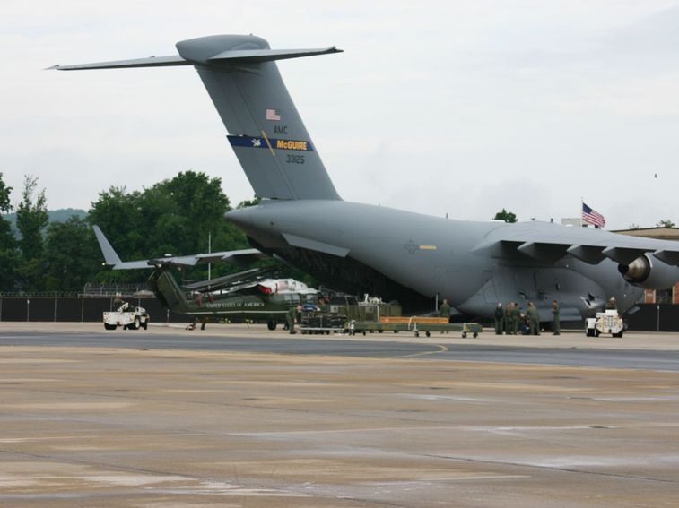 Ngoài các loại xe, C-17 còn chở theo trực thăng Marine One để phục vụ quá trình di chuyển của tổng thống trong những lộ trình ngắn. Ảnh: Không quân Mỹ.