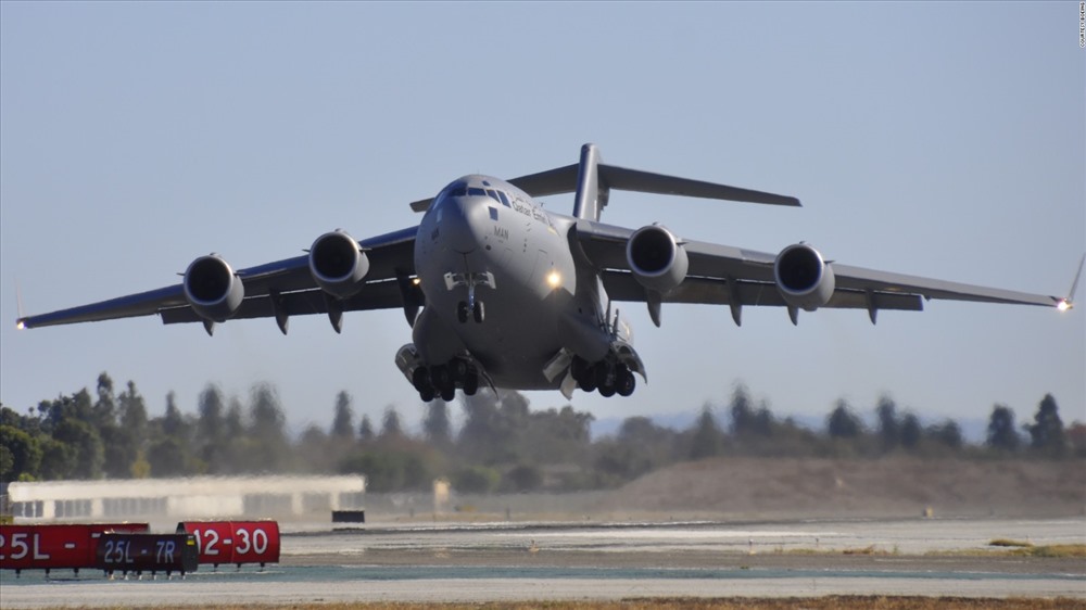 Trước mỗi chuyến công du nước ngoài của tổng thống, Không quân Mỹ sẽ sử dụng 2 máy bay vận tải quân sự hạng nặng C-17 để vận chuyển các trang thiết bị phục vụ đoàn. Quá trình chuẩn bị thường diễn ra khoảng 10 ngày trước chuyến thăm chính thức. Ảnh: CNN.