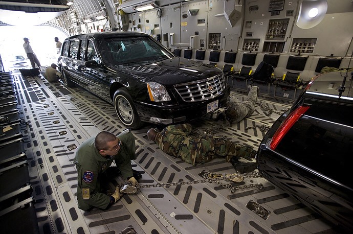 Các binh sĩ đang cố định 2 chiếc Cadillac One, biệt danh The Beast chuyên phục vụ đưa đón tổng thống Mỹ. Nhiệm vụ của C-17 là chở theo các phương tiện phục vụ đi lại của tổng thống, mật vụ và các quan chức. Ảnh: Không quân Mỹ.