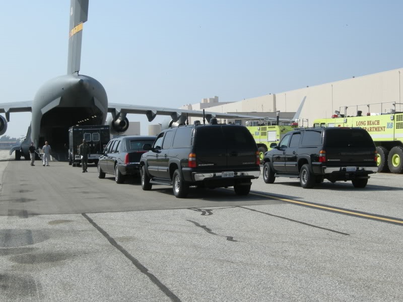 Ngoài Cadillac One của tổng thống, C-17 còn chở theo nhiều xe chuyên dụng dùng cho mật vụ, xe hỗ trợ khác đi cùng để bảo vệ ông chủ Nhà Trắng. Ảnh: Không quân Mỹ.