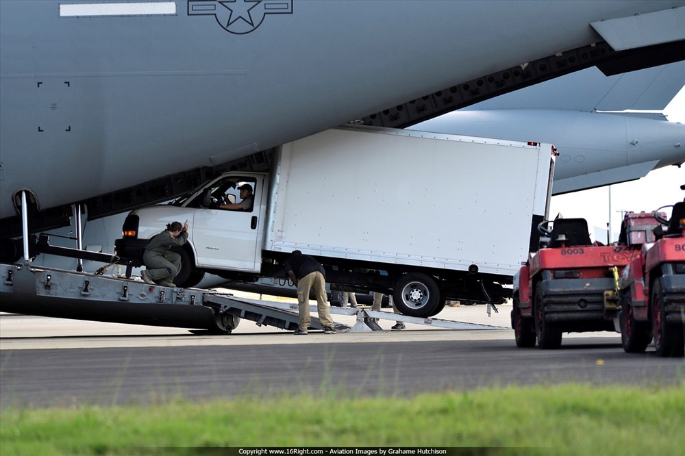 Một xe hậu cần đang được đưa xuống từ máy bay vận tải C-17 trong chuyến thăm của Phó tổng thống Mỹ đến Sydney vào tháng 4. Trong mỗi chuyến công du nước ngoài, Cơ quan Mật vụ Mỹ thường sử dụng từ 20-30 xe các loại phục vụ cho quá trình đi lại của tổng thống và các quan chức. Ảnh: 16Right.