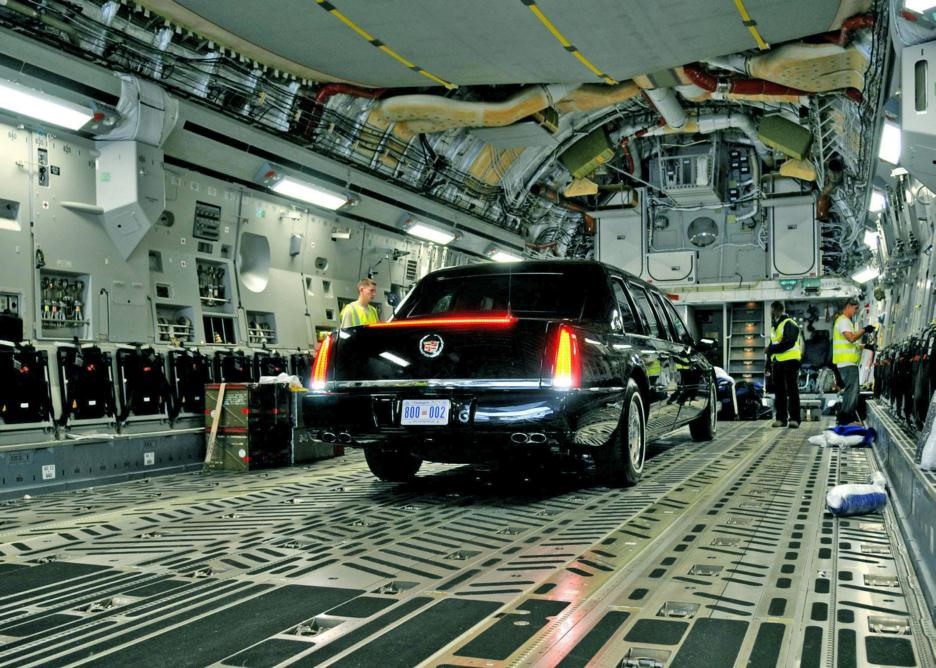 Cadillac One bên trong máy bay vận tải C-17. Nước Mỹ có truyền thống không sử dụng phương tiện của quốc gia nơi tổng thống sẽ thăm. Toàn bộ phương tiện phục vụ đưa đón tổng thống, mật vụ và các quan chức được đưa từ Mỹ đến. Ảnh: Không quân Mỹ.