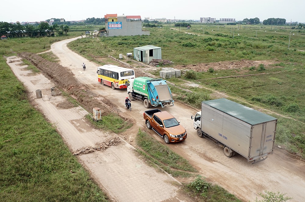 Theo phản ánh của người dân, tình trạng xe né trạm thu phí diễn ra đã lâu khiến đoạn đường tỉnh lộ 35 từ cầu Thống Nhất đến ngã 3 Quang Minh xuống cấp, chi chít ổ voi.