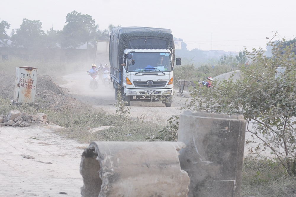 “Chúng tôi sống chung với khói bụi nên ảnh hưởng trực tiếp đến sức khỏe của người dân, đặc biệt là người già và trẻ nhỏ. Nhà tôi lúc nào cũng phải đóng cửa kín mít từ trên xuống dưới nhưng ngày nào cũng phải lau bụi“, chị Mai Ngọc (người dân sống tại KCN Quang Minh) phản ánh