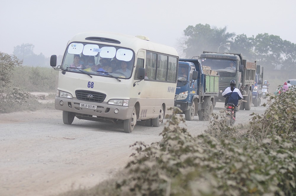Nhằm né trạm thu phí Bắc Thăng Long - Nội Bài, nhiều xe ô tô đã đi vào đường tỉnh lộ 35 đoạn giáp ranh giữa huyện Sóc Sơn - Mê Linh (đoạn từ cầu Thống Nhất đến ngã 3 đường Quang Minh, Hà Nội)