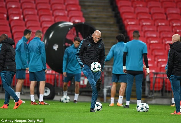 Zidane đang gặp vô vàn nỗi lo bởi phong độ yếu kém của Real Madrid. Ảnh: Getty.