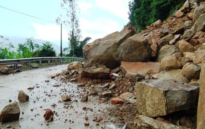 Tình trạng đất đá sạt lở khiến giao thông qua tuyến đường ĐT610 bị cản trở. Ảnh: P.Vinh