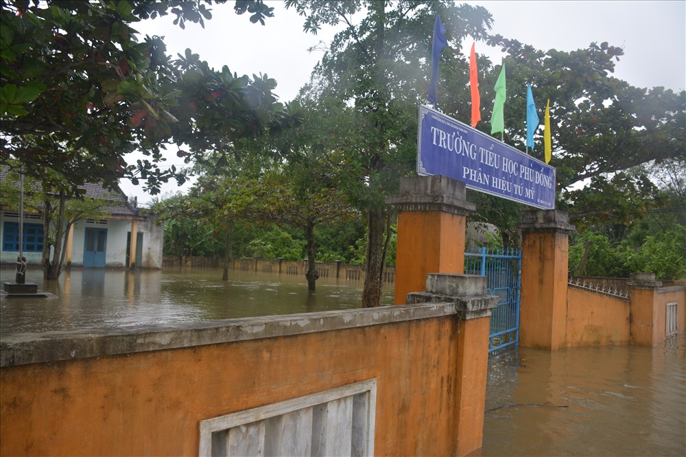Trường tiểu học Phù Động (phân hiệu Tú Mỹ, huyện Thăng Bình) ngập sâu hơn nửa mét. Ảnh: MC
