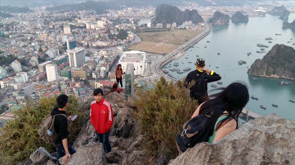 Núi Bài Thơ là điểm khám phá, ngắm cảnh ưa thích của du khách và thanh niên thành phố Hạ Long. Ảnh: Nguyễn Hùng