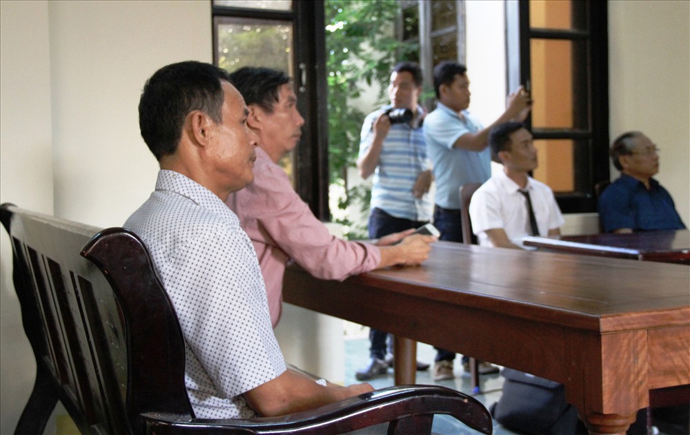 Ngư dân Trần Văn Liên (ngồi, áo trắng) trong phiên tòa sơ thẩm cuối tháng 8.2017. Ảnh: LP
