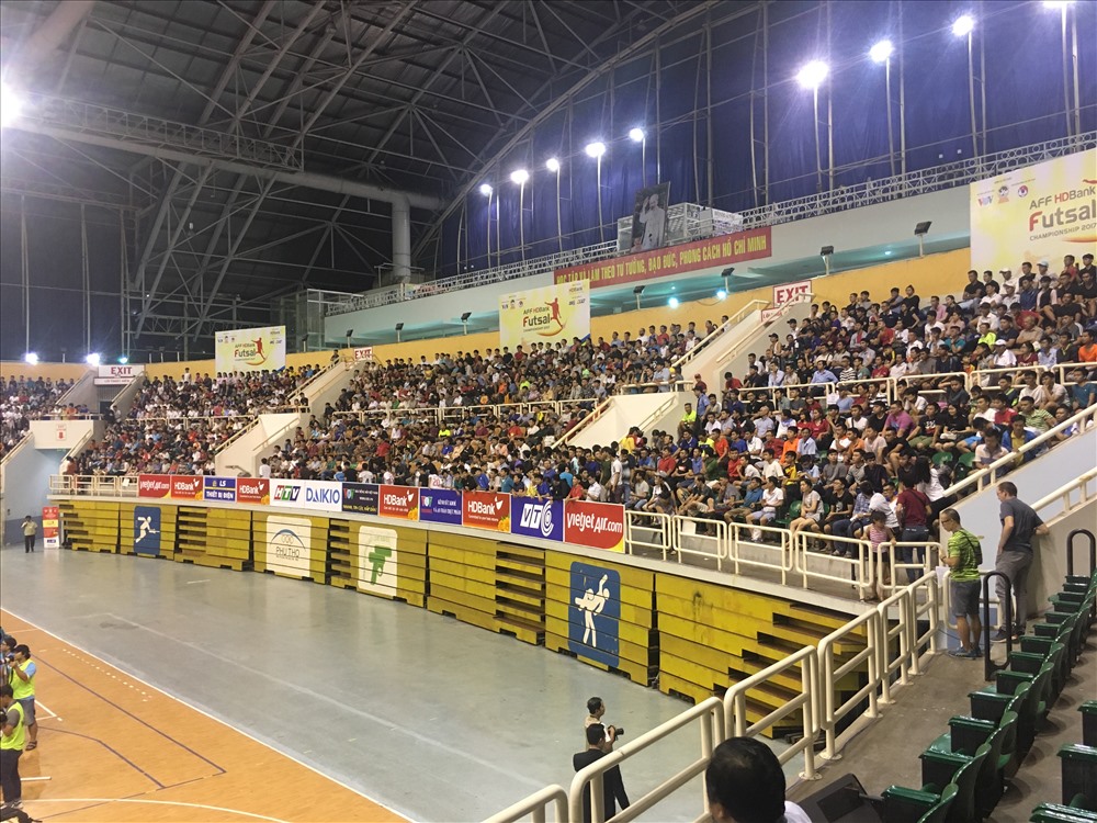Niềm vui không trọn vẹn của hàng ngàn khán giả đã phủ kín NTĐ Phú Thọ để cổ vũ cho ĐT futsal Việt Nam