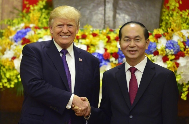 Chủ tịch nước Trần Đại Quang và Tổng thống Donald Trump bắt tay trước khi bước vào hội đàm.