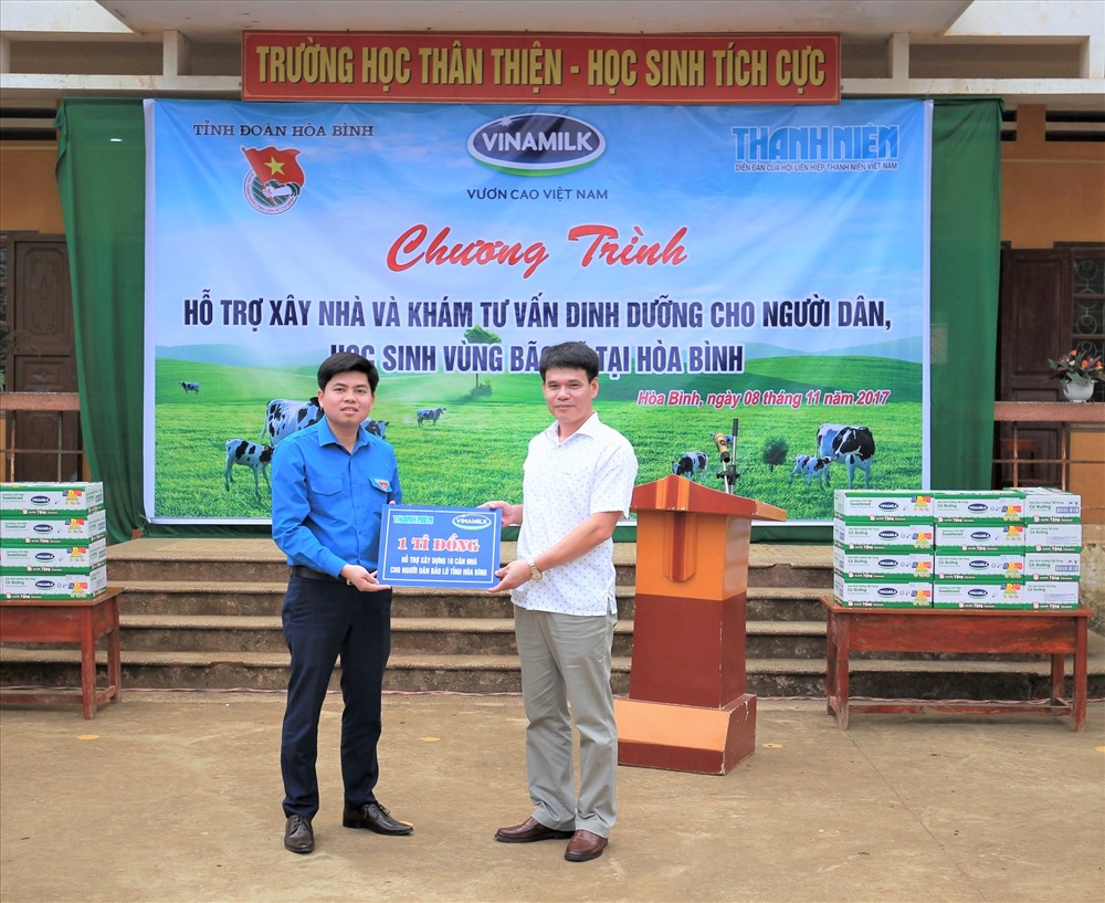 Ông Phạm Tuyên – Giám đốc Kinh doanh miền Bắc Công ty Cổ phần Sữa Việt Nam trao bảng tượng trưng hỗ trợ xây dựng 10 căn nhà cho đại diện Tỉnh đoàn Hòa Bình.