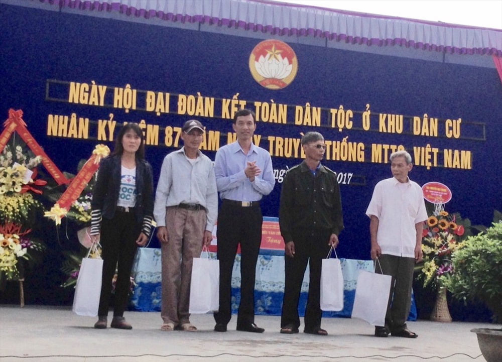 Chủ tịch LĐLĐ tỉnh Hải Dương Mai Xuân Anh (giữa) trao quà cho hộ nghèo thôn Trung Hoà. Ảnh: TL 