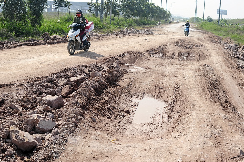 Mặt đường nhiều đoạn đường gom thuộc dự án nâng cấp, cải tạo nâng cấp Quốc lộ 1 đoạn Hà Nội  -  Bắc Giang bị trồi lún, xuống cấp nghiêm trọng
