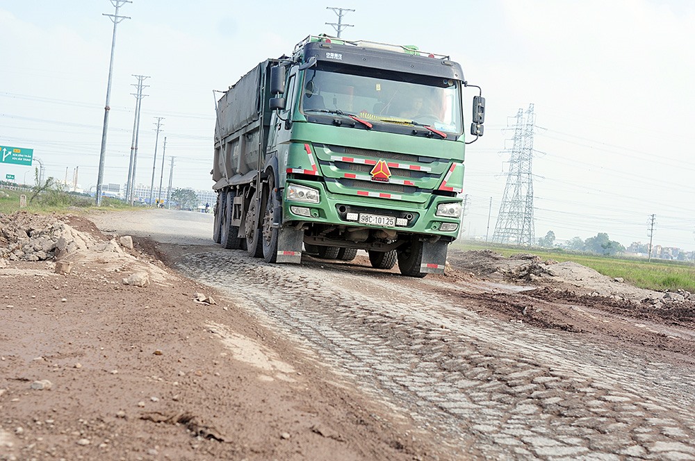 Xe ben, xe tải phục vụ cho các khu công nghiệp chạy qua hàng ngày khiến đoạn đường bị xuống cấp nghiêm trọng