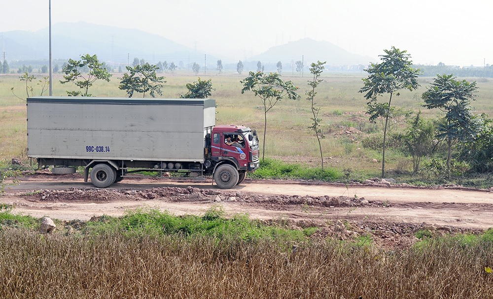 Đoạn đường gom bị hư hỏng nhìn từ phía cao tốc Hà Nội - Bắc Giang