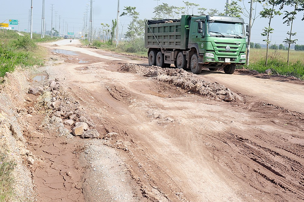 Đoạn đường gom cao tốc Hà Nội - Bắc Giang (km 130 đến km 125) đang xuống cấp nghiêm trọng gây nguy hiểm cho người tham gia giao thông