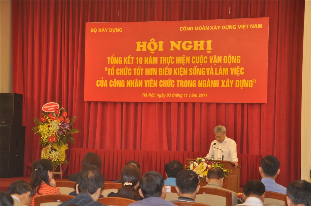 Đồng chí Bùi Phạm Khánh, Thứ trưởng Bộ Xây dựng phát biểu tại Hội nghị. 