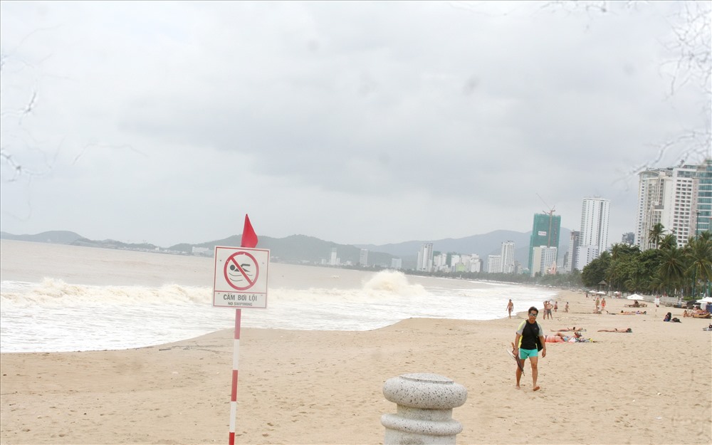 Biển Nha Trang bắt đầu có sóng lớn, từ sáng nay 2.11 TP Nha Trang đã cắp biển cấm du khách và người dân tắm biển. Ảnh: T.T
