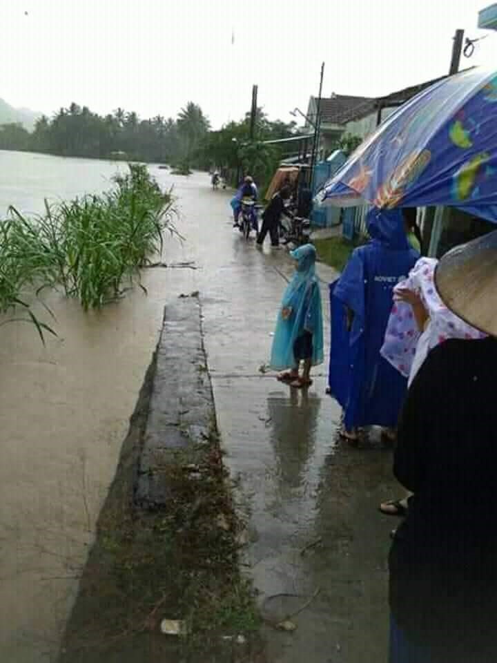 Nước bắt đầu rút dần, nhiều công trình giao thông trên địa bàn H. Đồng Xuân (Phú Yên) hư hỏng sau lũ. Ảnh: N.Tân
